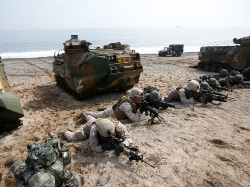 Начало нападения. Морской десант. Армия КНДР учения. Северная Корея и США. США И Сербия военные учения против Косово.