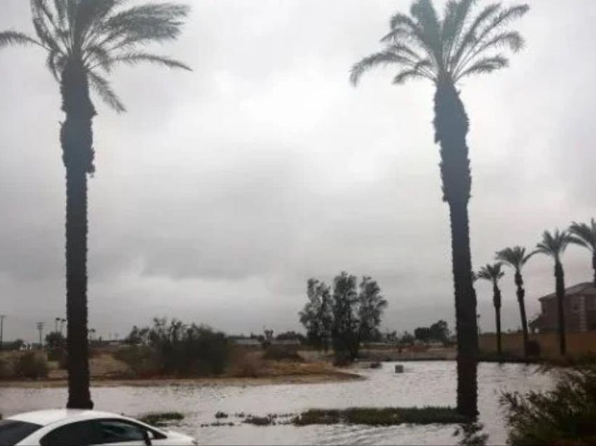 Stuhia Hilary godet Kaliforninë dhe Meksikën: Rrugë të përmbytura, makina të bllokuara