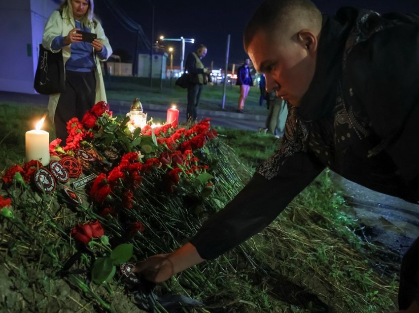 Vendosen lule në vendin ku u rrëzua aeroplani në Rusi