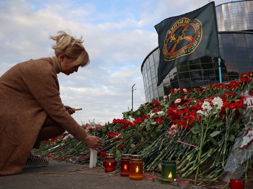 Rusët bëjnë homazhe për Prigozhinin në memorialin e improvizuar