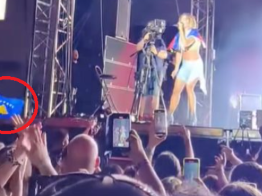 Derisa Rita Ora këndonte në Hungari, dikush në publik e valviste atë të Kosovës 