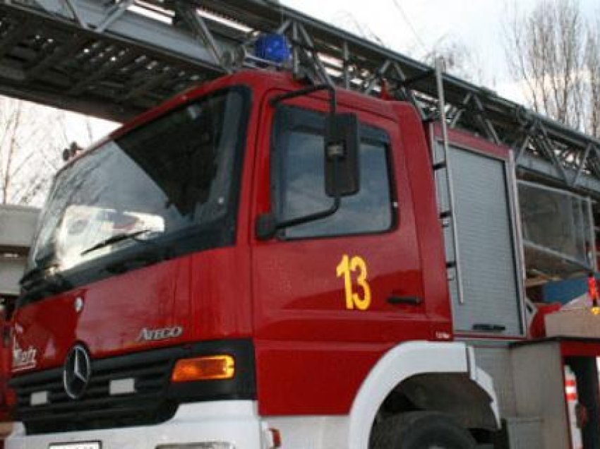 Digjet banesa në Berat, zjarrfikësit shpëtojnë të moshuarin