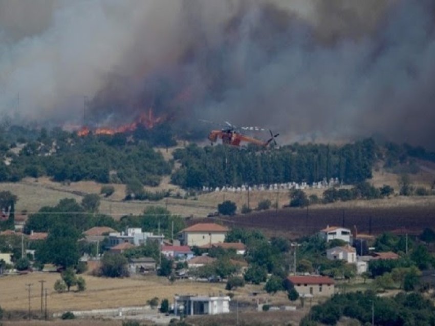 Zjarrfikësit vazhdojnë të luftojnë zjarret në Evros dhe Rodope