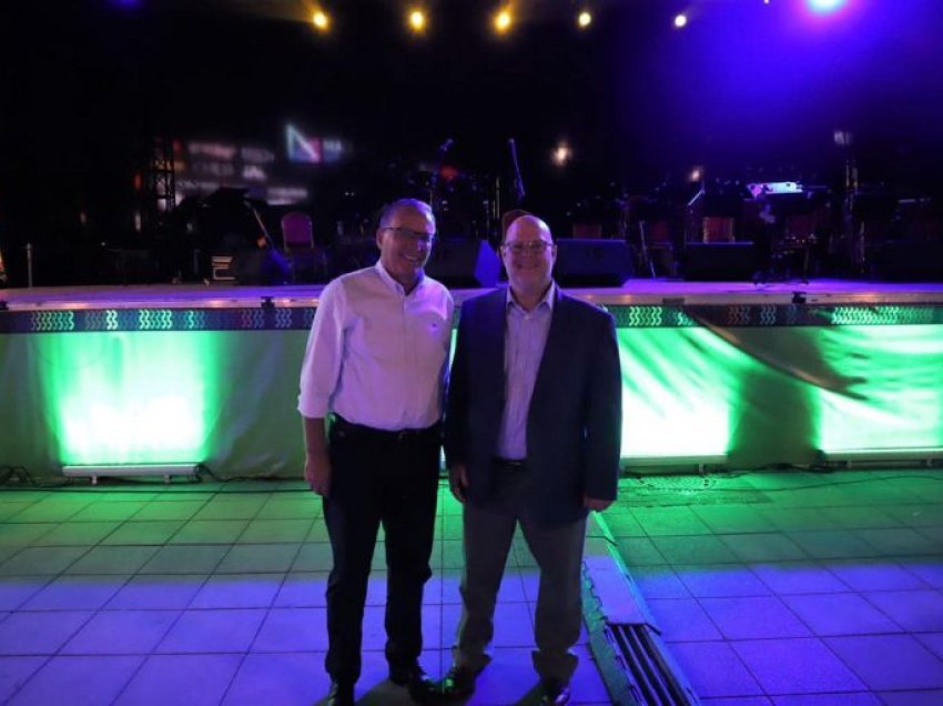 Hamza dhe Hovenier shijojnë tingujt e muzikës “Jazz” në Mitrovicë