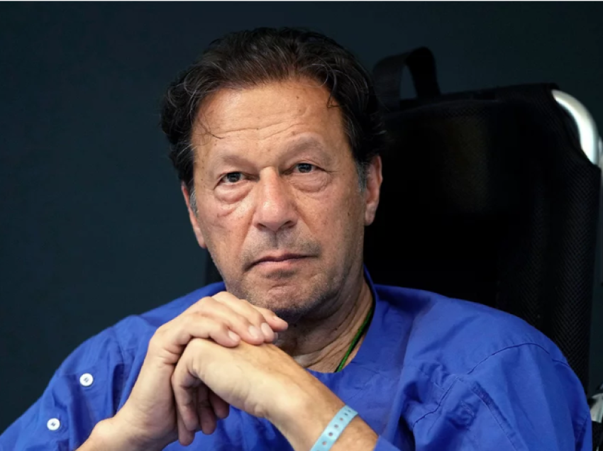 Pezullohet dënimi i ish-kryeministrit Imran Khan për korrupsion në Pakistan