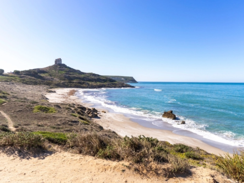 “Vodhi” gurë në plazhin e Sardenjës, arrestohet turisti francez