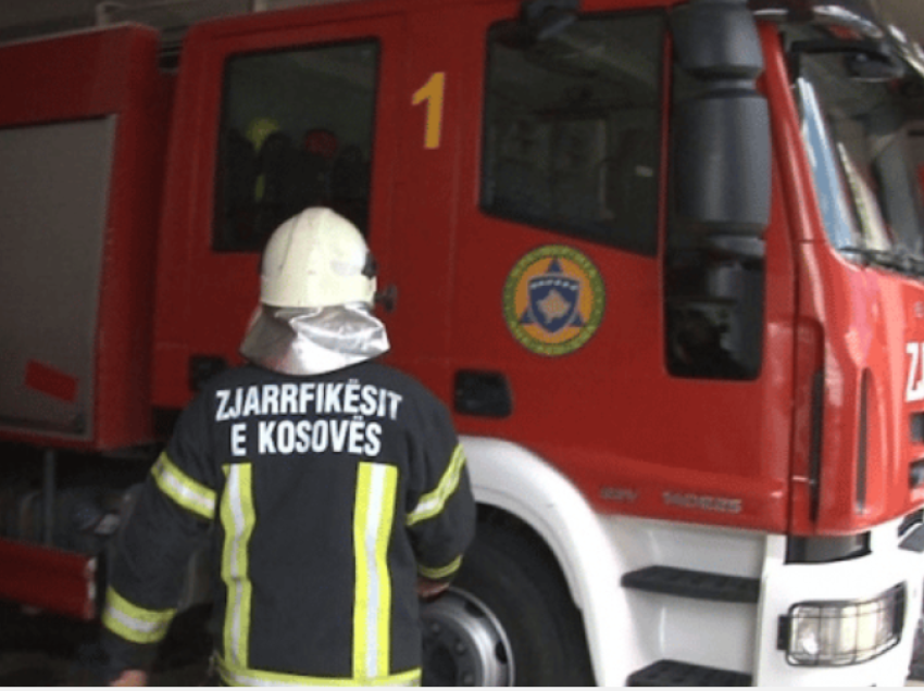 Zjarri përfshin një banesë në Vushtrri, dy persona dërgohen në spital