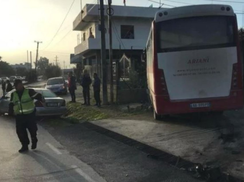 Aksident në dalje të Fierit! Autobuzi përplaset me “Benzin”, përfundon në oborrin e një banese