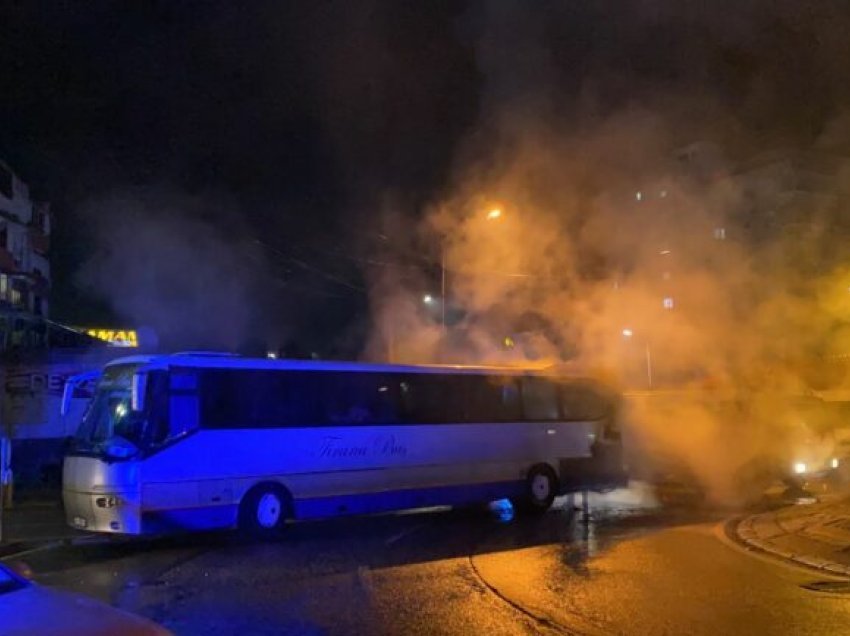 Merr flakë autobusi i linjës Elbasan-Tiranë, ndërhyjnë zjarrfikësit
