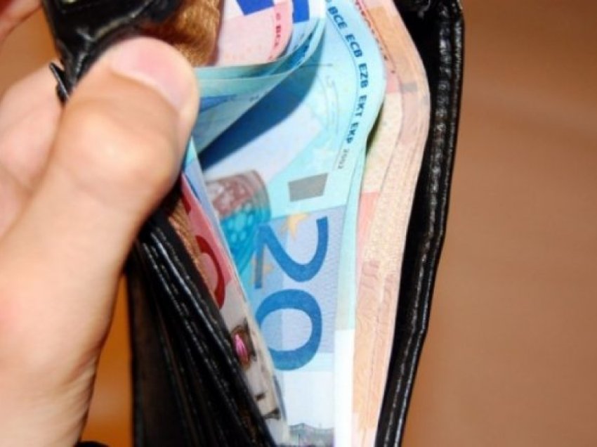 Gjetën portofolin me mbi 1 mijë euro, qytetarët nga Vitia e dorëzojnë në Polici