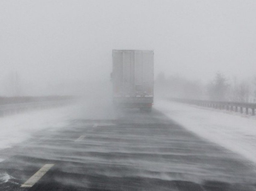 LAMM: Për shkak të reshjeve të borës ndalohet qarkullimi i automjeteve të rënda në rrugën Manastir-Resnje
