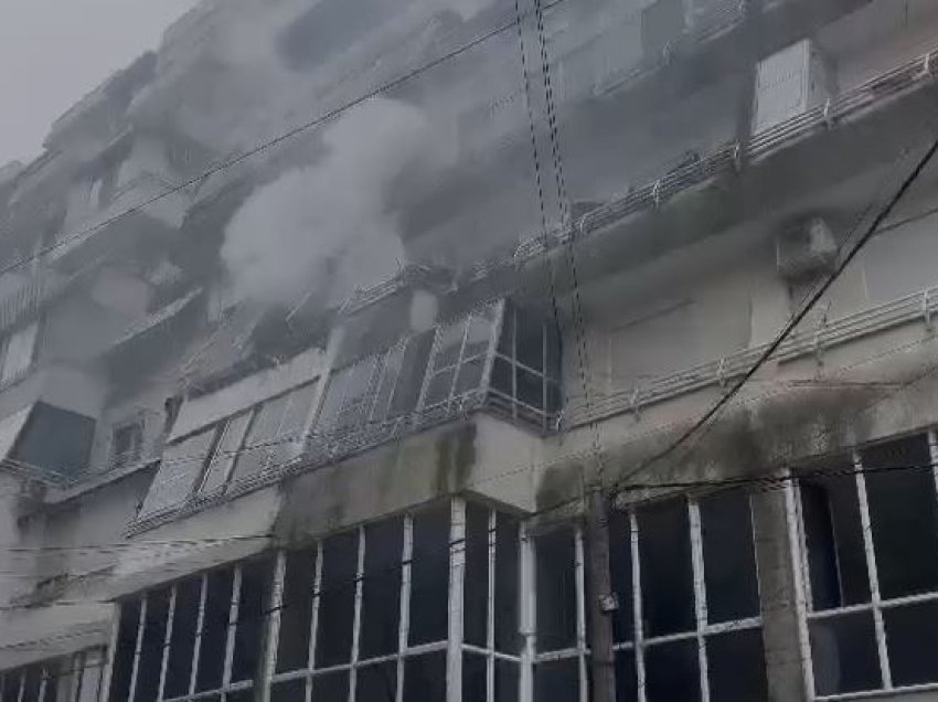 Zjarr në një pallat 7 katësh në Durrës