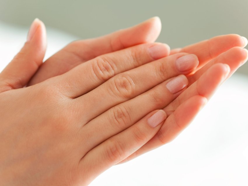 Katër produktet që nuk duhet ti përdorni në duart tuaja sipas dermatologëve