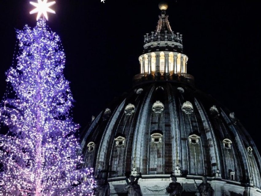 Vatikani ndez dritat e Krishtlindjes mes thirrjeve për paqe