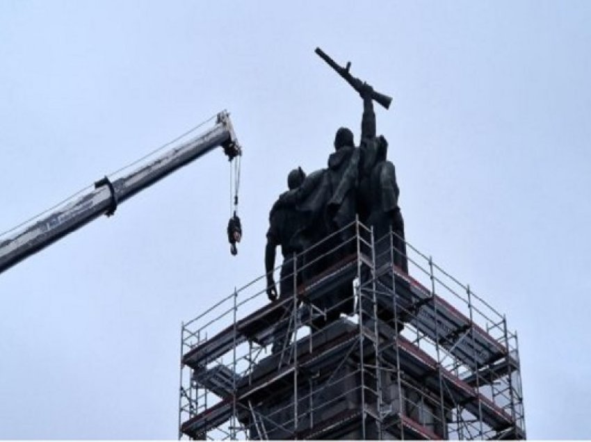 ​Bullgaria nis çmontimin e monumentit të ushtrisë sovjetike në Sofje