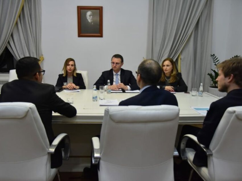 Ministri Mete takohet me përfaqësues të BB, zbardhen diskutimet