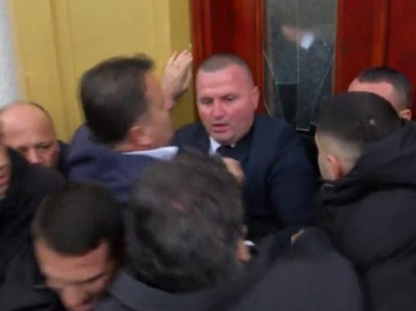 Shtyrje dhe përplasje në hyrje të parlamentit, Noka thyen xhamin e derës kryesore