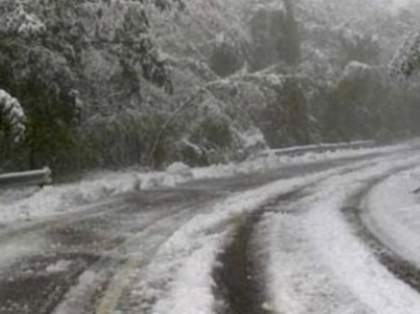 Rrugë me reshje të dendura të boreve dhe ndërprerje për automjetet e rënda në Maqedoni