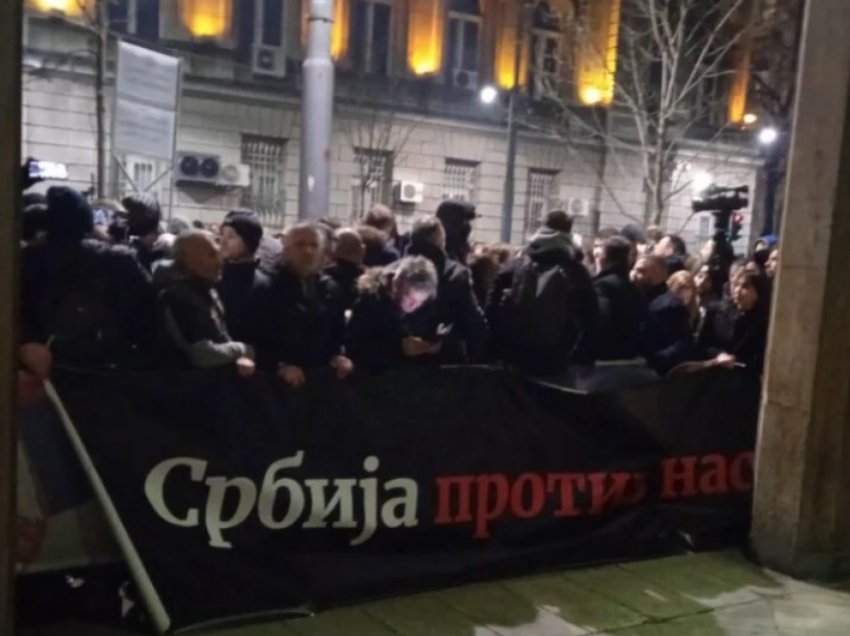 Opozita në Serbi proteston, kundërshton rezultatet në Beograd – disa prej tyre futen në grevë urie