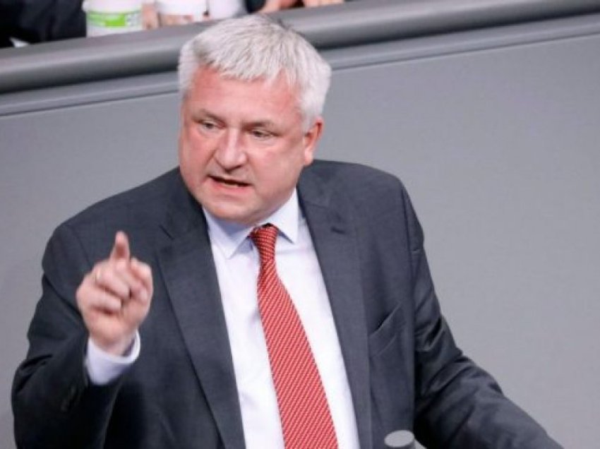 ‘BE duhet të heqë masat ndaj Kosovës’/ Deputeti gjerman: Serbia nuk respekton marrëveshjen