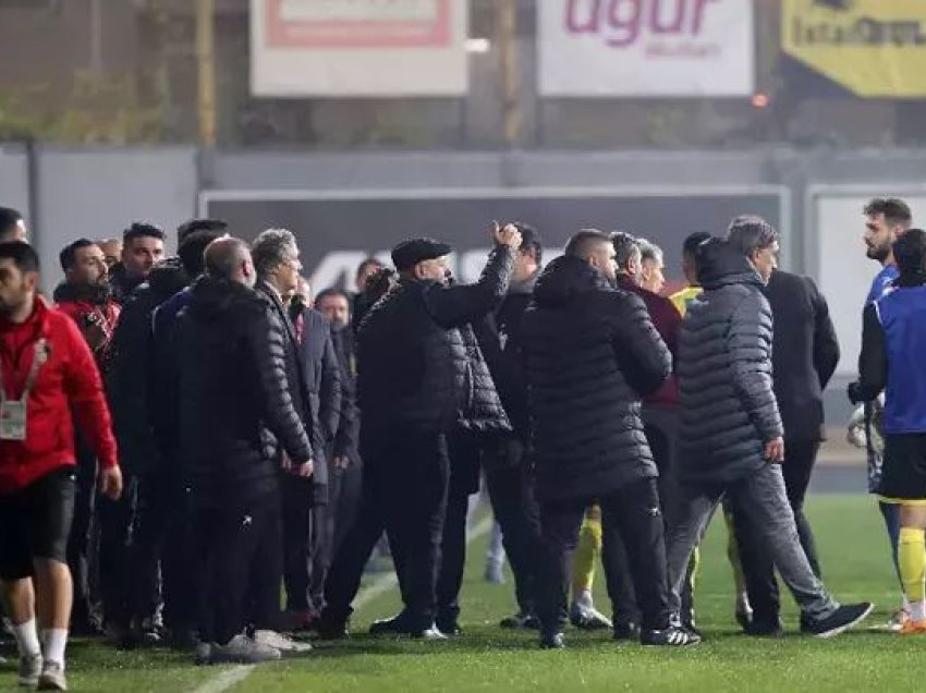 Presidenti i klubit të shqiptarëve nxjerr nga fusha lojtarët dhe braktis ndeshjen