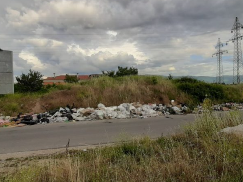 Tetova sërish përballet me problemin e mbeturinave, bllokohen trotuarët