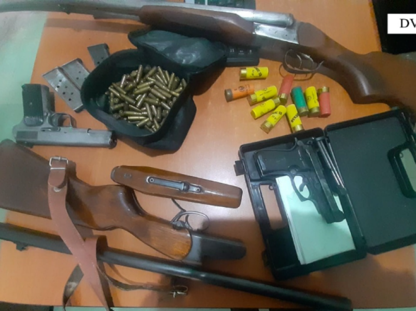 Armëmbajtje pa leje dhe trafikim droge, goditet grupi kriminal në Berat