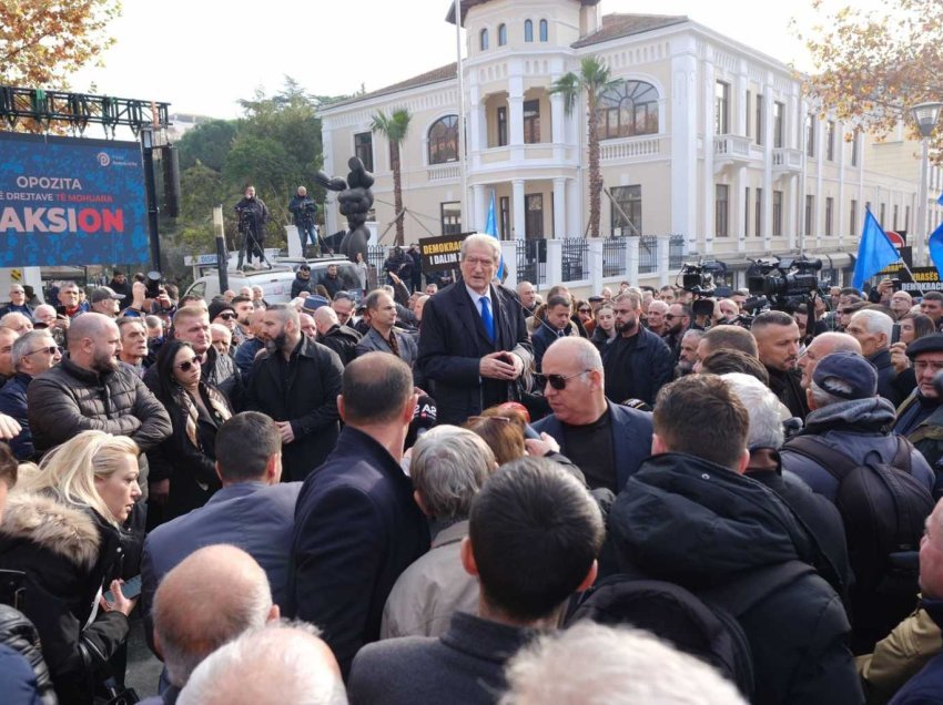 “O Sali o hero, Shqipëria ty të do”, Berisha pritet me ovacione nga protestuesit