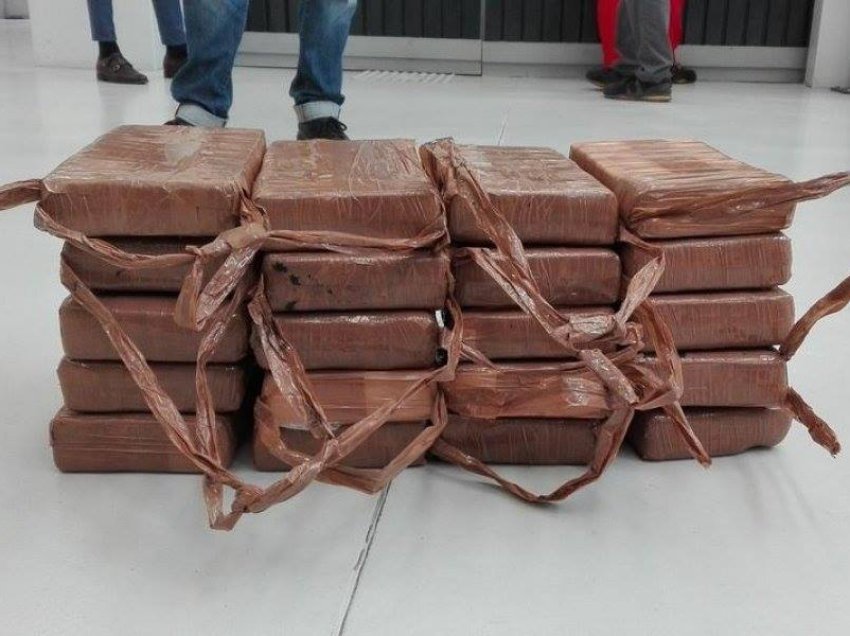 “Për 10 kg kokainë nuk lëvizim”, shënjestra e atentatit në Durrës “kapoja” i një grupi kokaine nga Holanda në Itali
