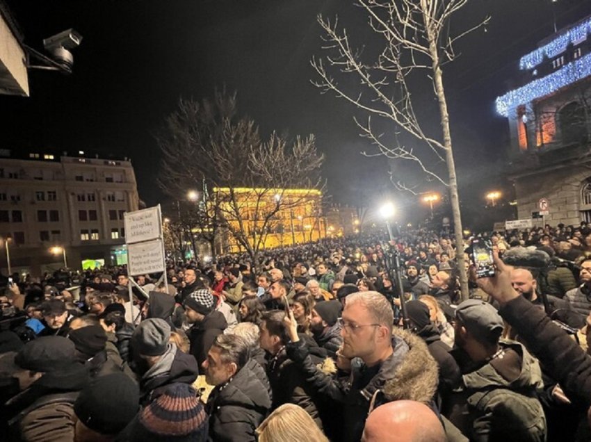Protestat e dhunshme në Serbi, policia arreston 35 demonstrues