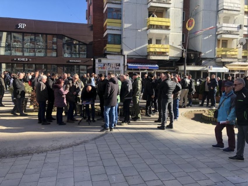 ​Serbët e veriut protestojnë kundër ndalimit të importit dhe konfiskimit të mallrave