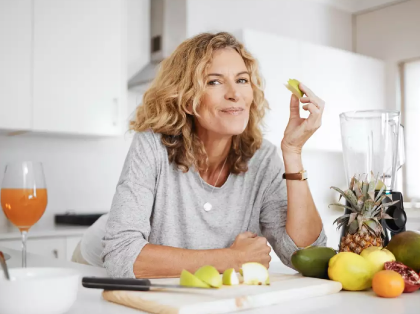 Nga shtimi në peshë tek afshet e nxehta, ja dieta efektive që ul simptomat e menopauzës pa efekte anësore