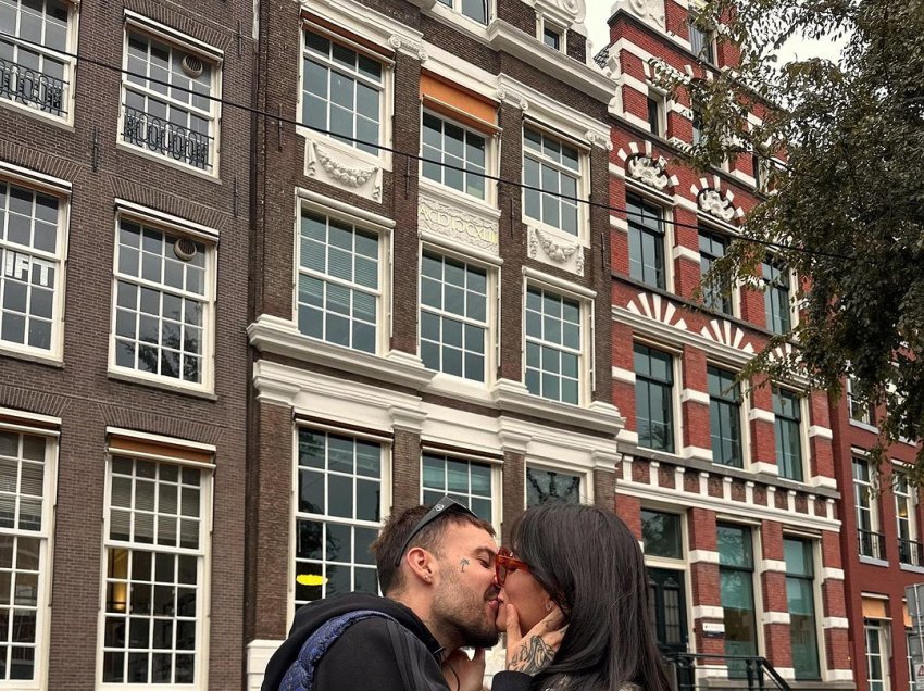 “Të dua”- Duke u puthur dhe më të dashuruar se kurrë, Jori Delli ndan imazhet intime me të dashurin