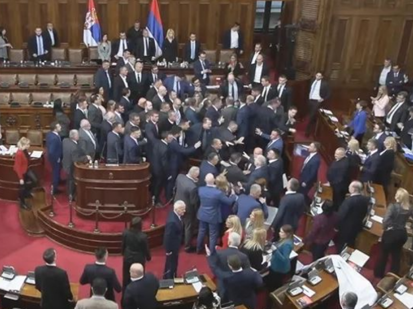 Deputetët serbë u përplasën me grushte shkaku i Kosovës, reagon Milazim Krasniqi: Ky incident tregon këtë gjë!