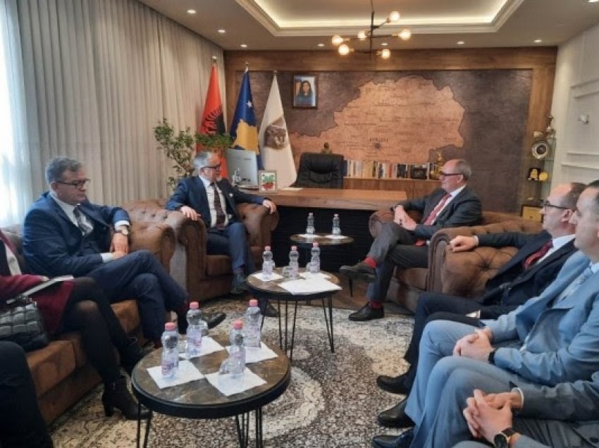 ​Ministri Vitia për vizitë në Ferizaj