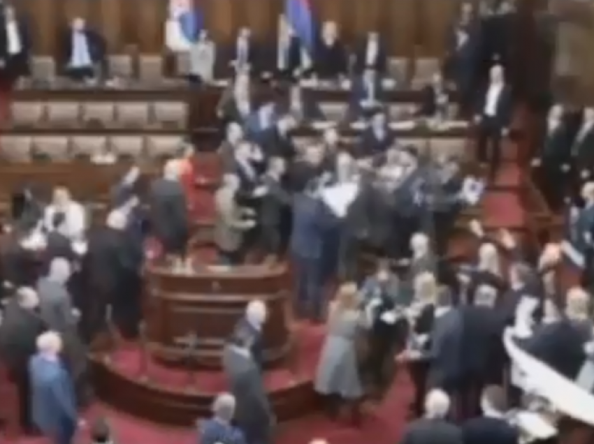 Momenti kur deputetët serbë iu vërsulën Vuçiqit