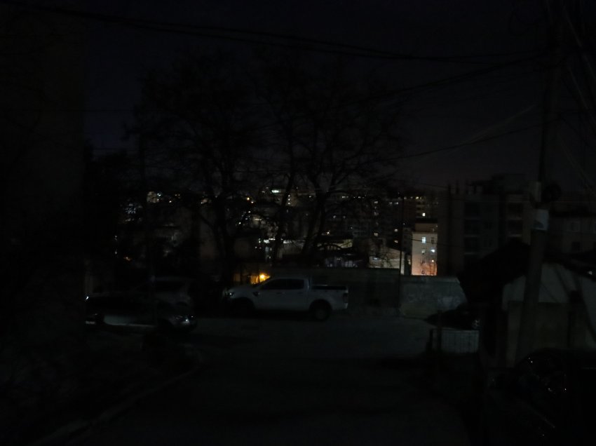 Kandidati i PD poston fotot nga Durrësi: Rrugët në errësirë, rrezik për vjedhje dhe ngjarje të tjera kriminale