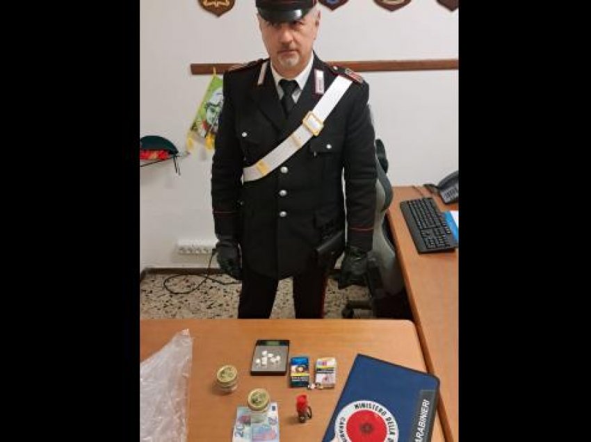 Si ra në prangat e policisë shpërndarësi i kokainës në Itali, 22-vjeçari shqiptari ‘braktisi’ makinën pranë një kanali