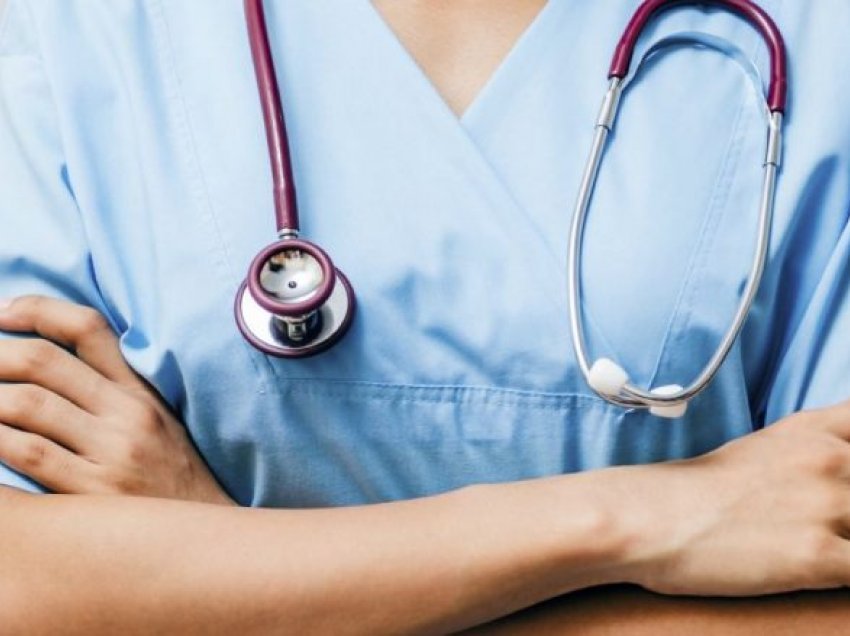 Rreth 700 infermierë kërkuan vërtetime për t’u larguar nga Kosova, 7 herë më shumë se më 2021