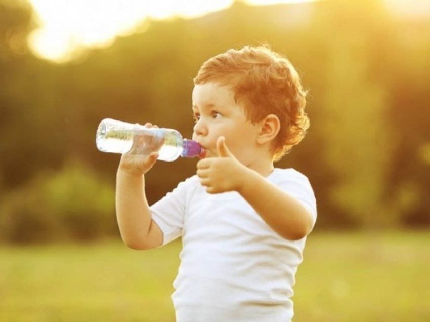 Sa është i nevojshëm uji për fëmijët
