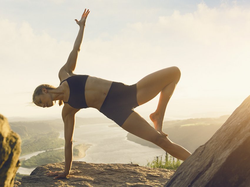 5 këshilla të thjeshta për të përfshirë jogën në rutinën tuaj të përditshme