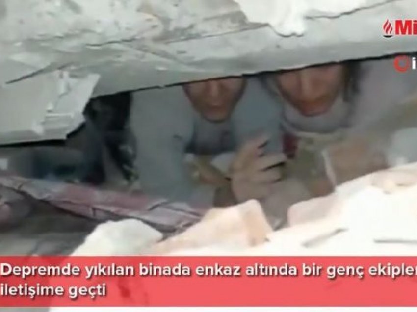 Çifti nën gërmadha, video prekëse nga tërmeti në Turqi