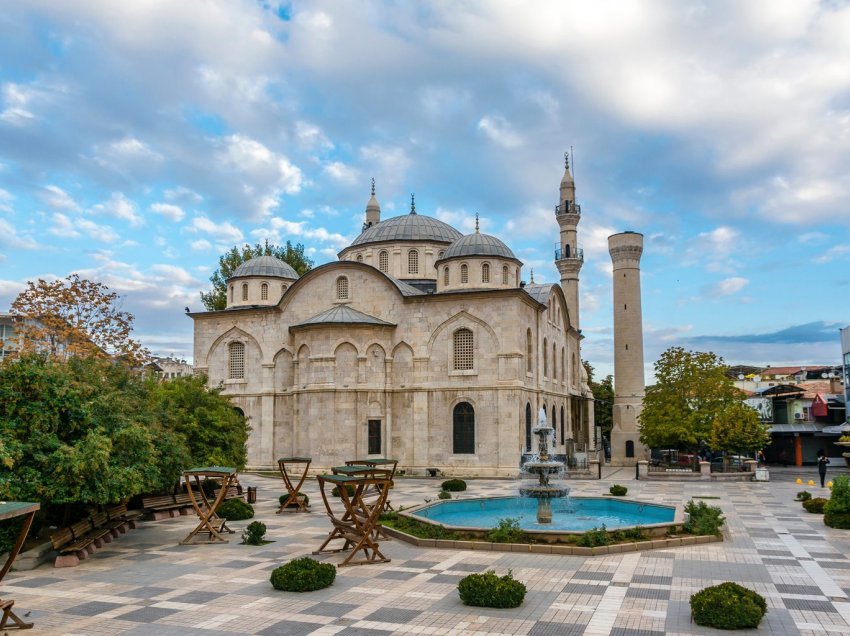 Tërmeti shkatërroi një ndër xhamitë historike në Turqi 