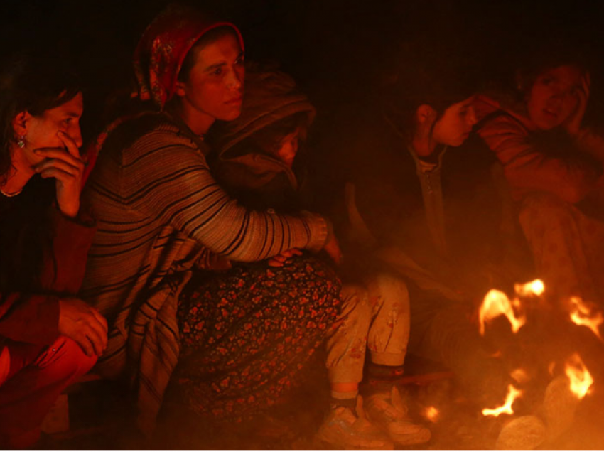 Tërmeti në Turqi, banorët kalojnë natën jashtë, ndezin zjarre për t’u ngrohur