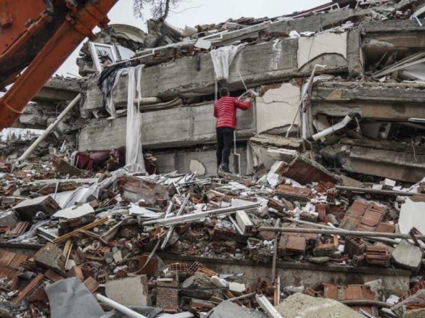 Bashkëpartiaku i presidentit turk Recep Tayyip Erdogan, në mesin e mijëra të vdekurve nga tërmeti në Turqi