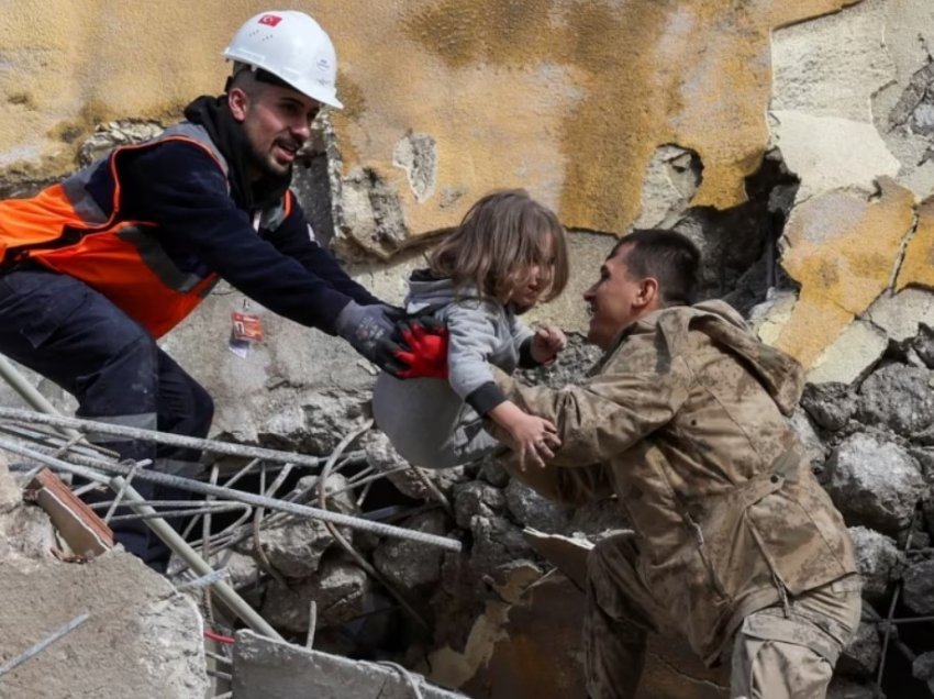 UNICEF: Mijëra fëmijë mund të jenë vrarë nga tërmetet në Turqi dhe Siri