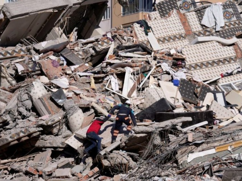 Vajza 10-vjeçare turke nxirret e gjallë nga rrënojat 90 orë pas tërmetit, gëzim dhe duartrokitje