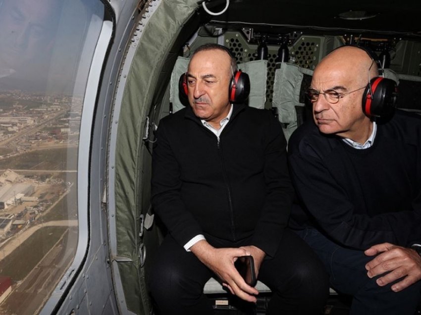 Greqia dhe Turqia “zbusin” tensionet, dy ministrat e Jashtëm shikojnë me helikopter dëmet nga tërmeti!