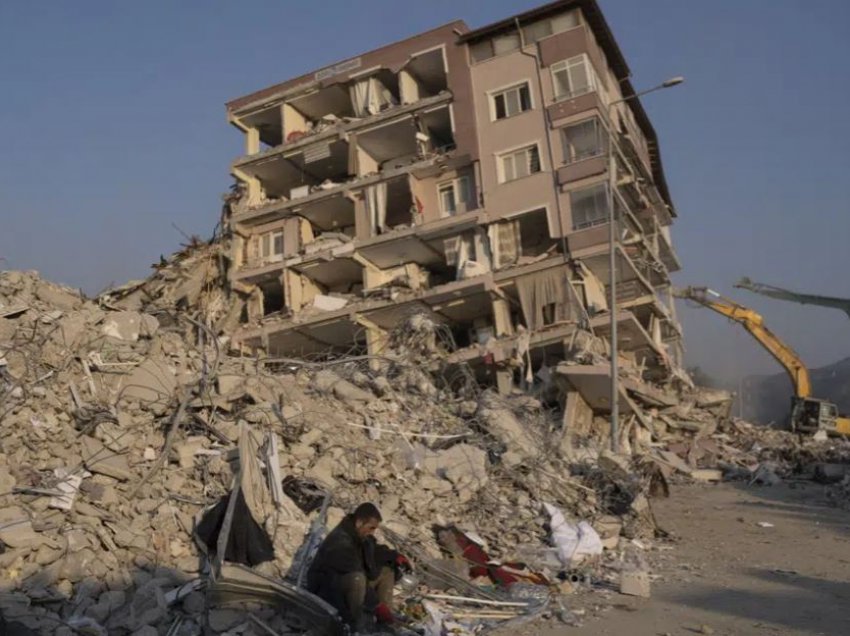 Derisa dritarja e mbijetesës po mbyllet, më shumë persona u nxorrën nga rrënojat në Turqi