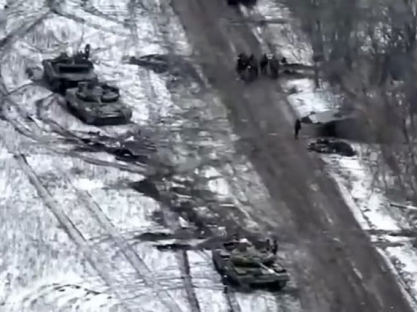 Ukrainasit shkatërrojnë automjete të blinduara – tanket ruse po shkelnin njerëzit e tyre